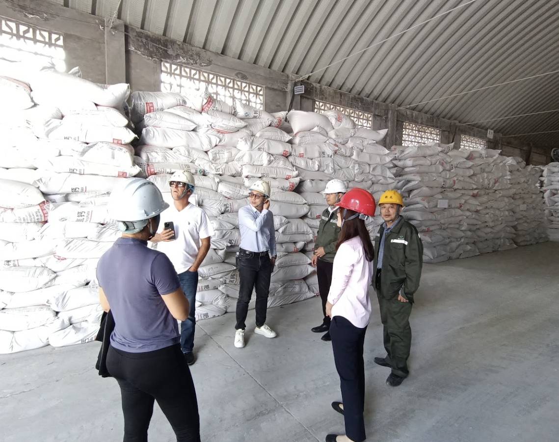 Factory inspection and quality verification of caustic soda bags by industrial buyers and sourcing team