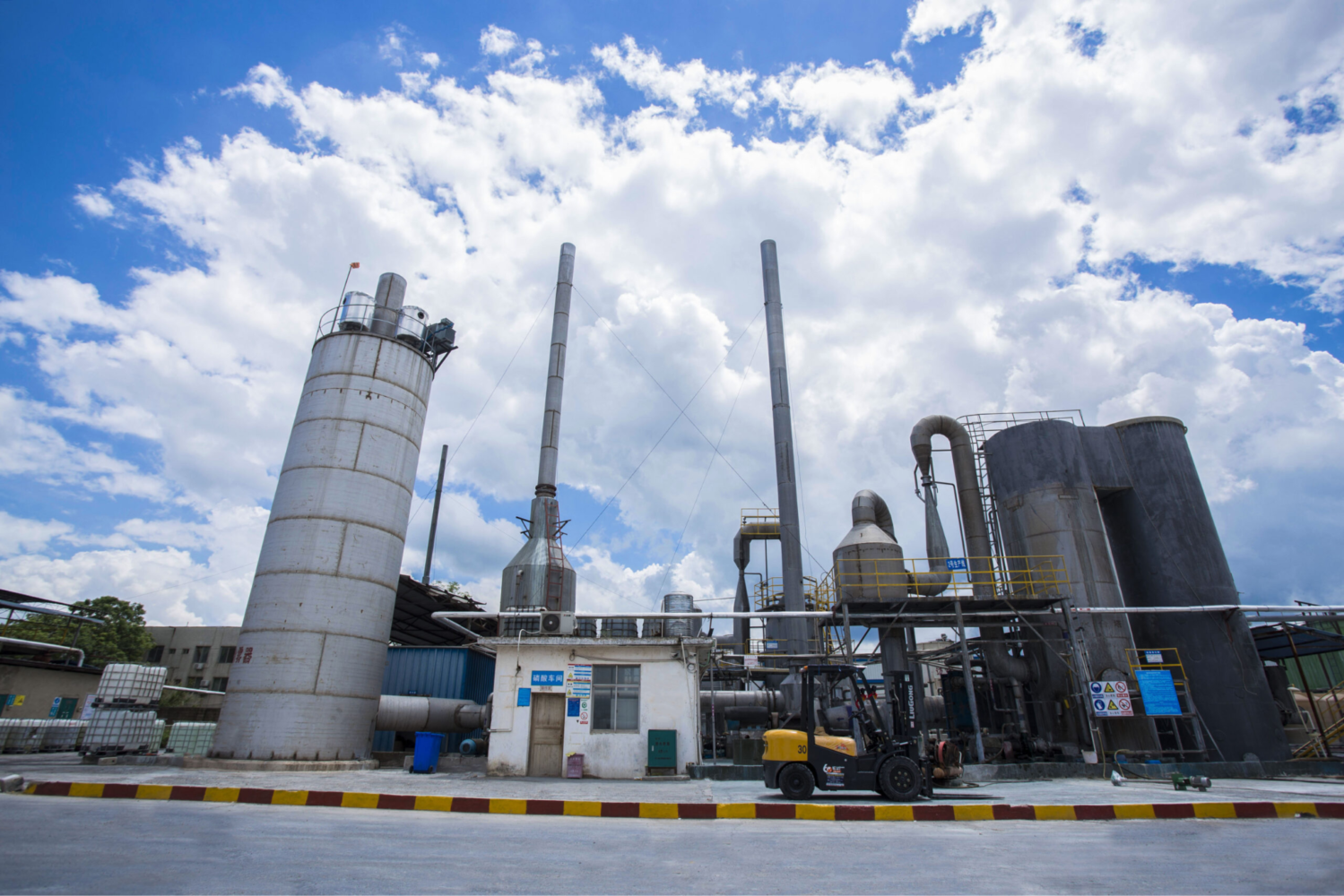 A phosphoric acid manufacturing facility with storage and process infrastructure.