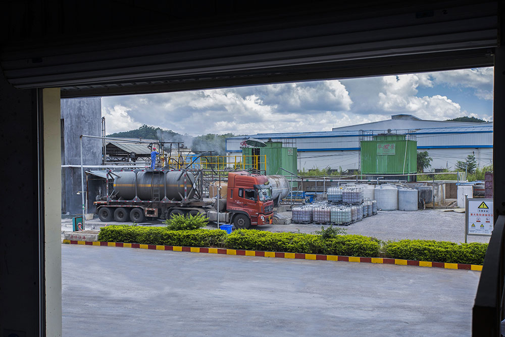 Phosphoric Acid Production Capacity vs. Available Supply: What Industrial Buyers Should Verify 7 An export loading dock prepared for phosphoric acid shipment handling.