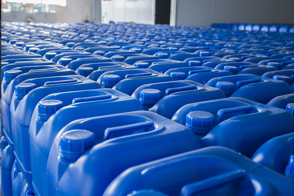 Fûts bleus de 35 kg préparés pour l'expédition d'acide phosphorique. 