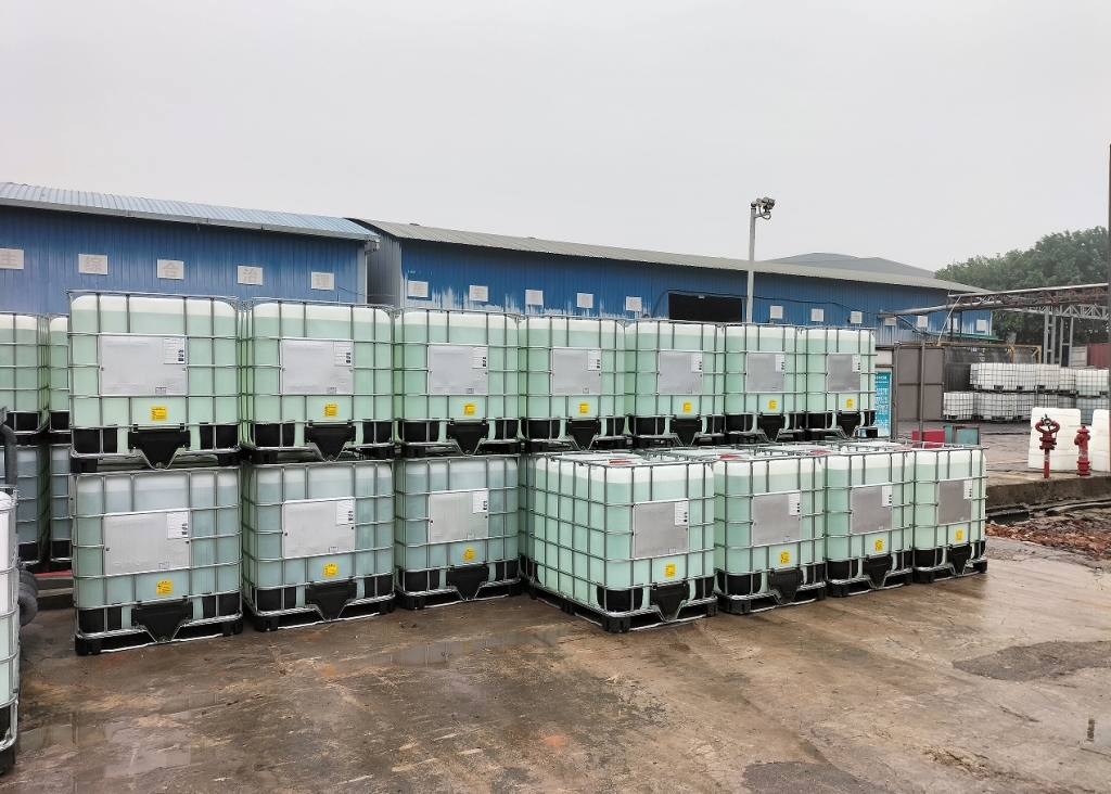 Phosphoric Acid Production Capacity vs. Available Supply: What Industrial Buyers Should Verify 5 IBC containers prepared for a bulk phosphoric acid shipment.