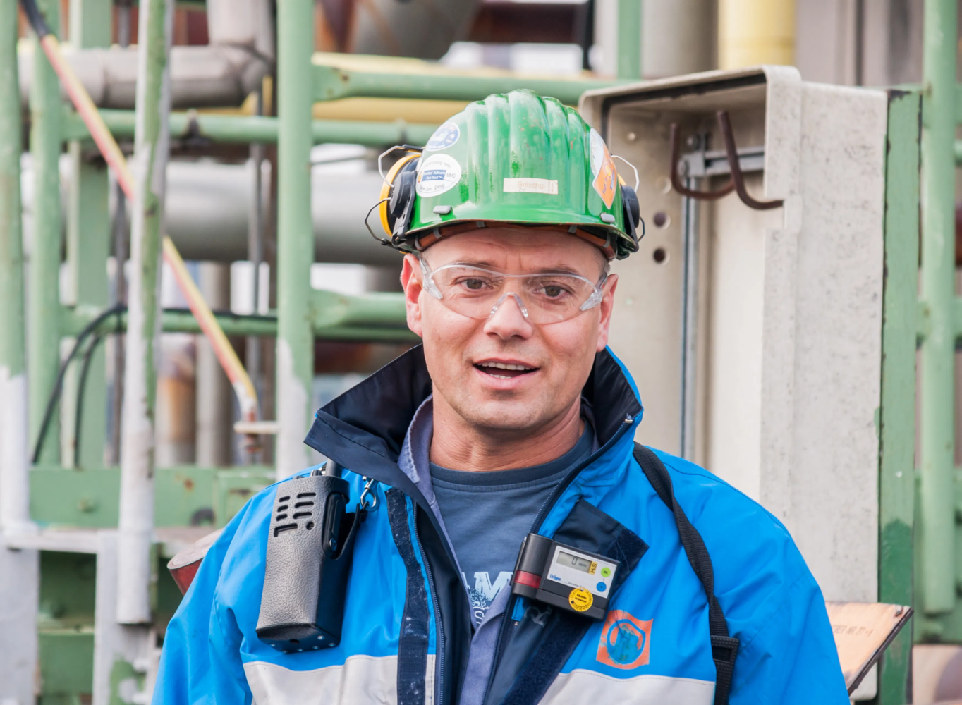 6 Steps to Prepare for Your First Phosphoric Acid Factory Visit in China 35 Industrial inspector wearing a safety helmet, protective glasses, and a high-visibility jacket during a chemical plant inspection.