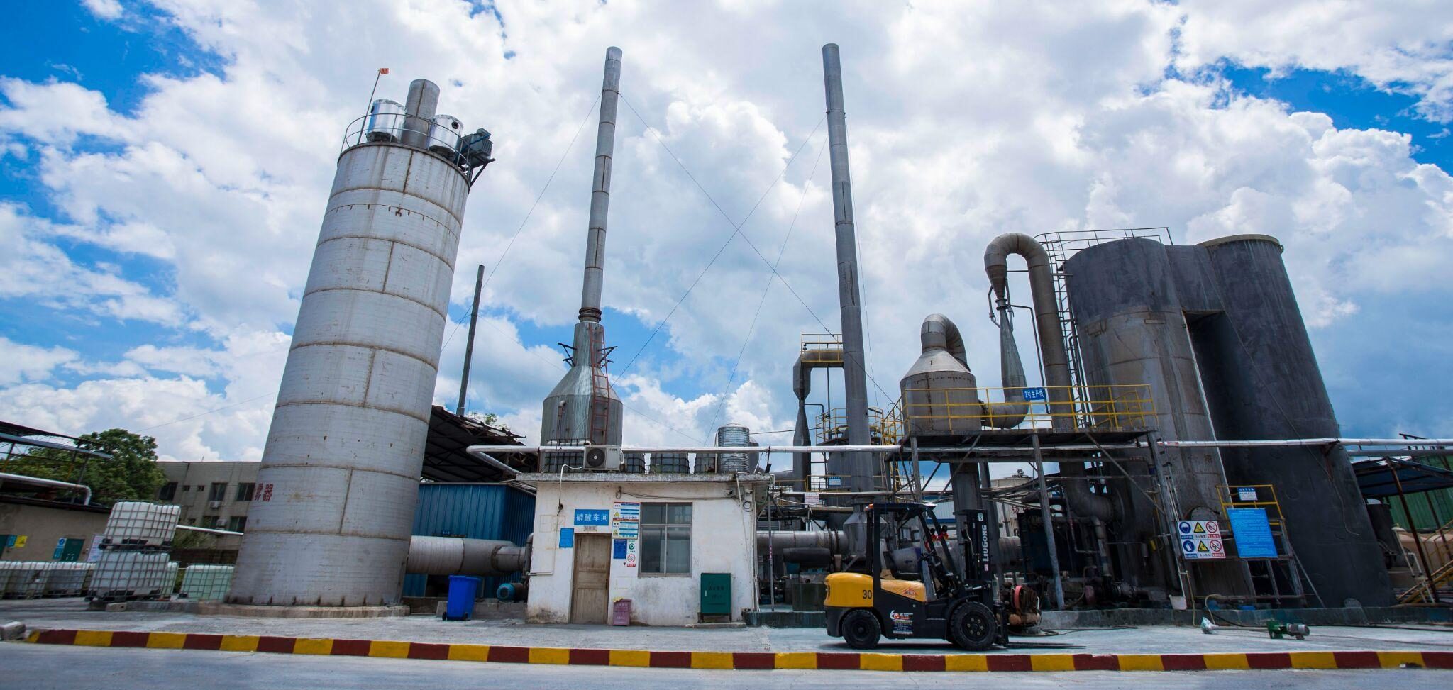 Large-scale modern phosphoric acid production facility in China with storage tanks and chimneys