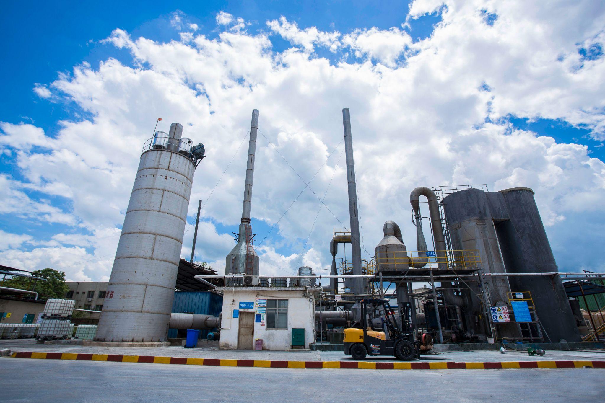 Large-scale modern phosphoric acid production facility in China with storage tanks and chimneys