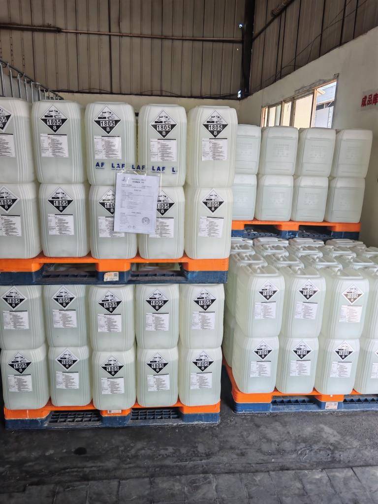 Phosphoric Acid in Metal Cleaning and Rust Removal 4 A row of clean, blue 200L plastic drums with "TECHNICAL GRADE PHOSPHORIC ACID 85%" labels in a modern warehouse.
