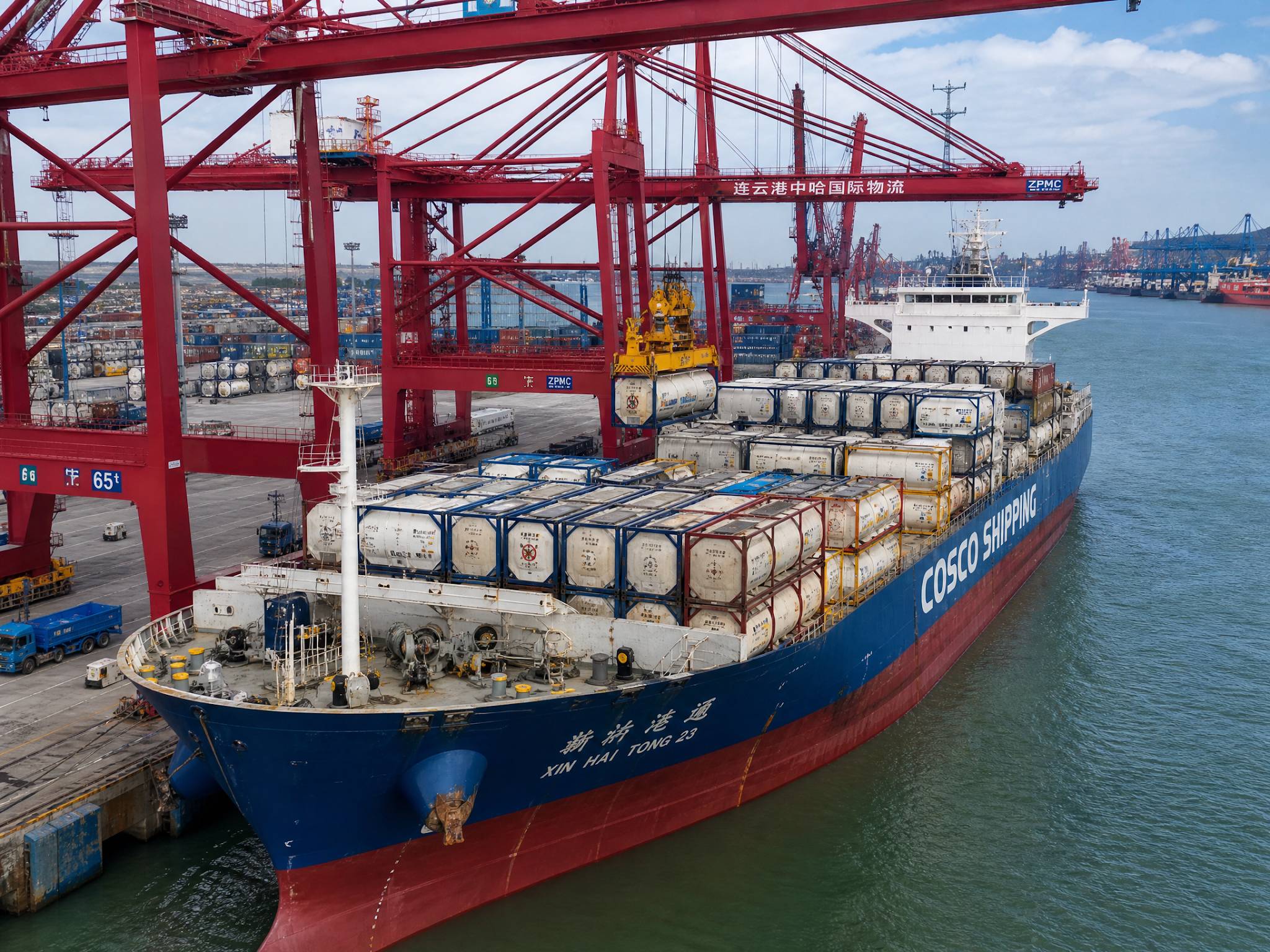 Grand navire cargo chargé de conteneurs de produits chimiques dans un port chinois très fréquenté. Accent mis sur l’échelle industrielle et l’organisation de la logistique du commerce international. Journée ensoleillée, arrière-plan dynamique, rendu photoréaliste.