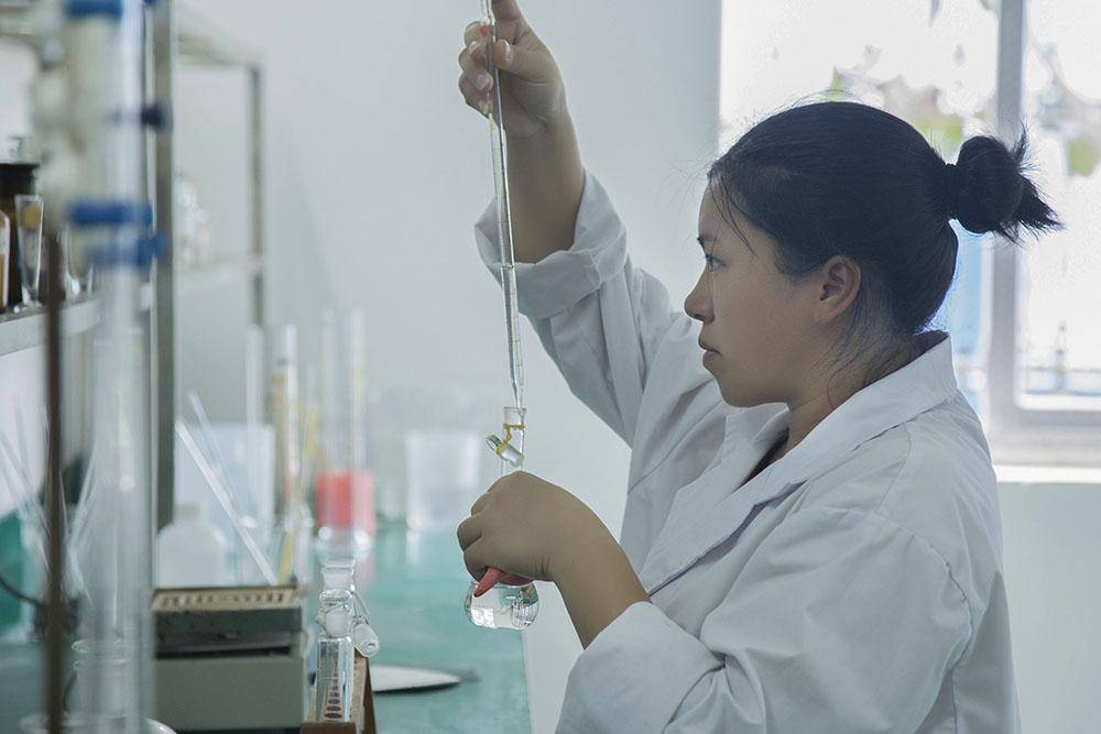 Industrial buyers comparing phosphoric acid and citric acid for a manufacturing process.