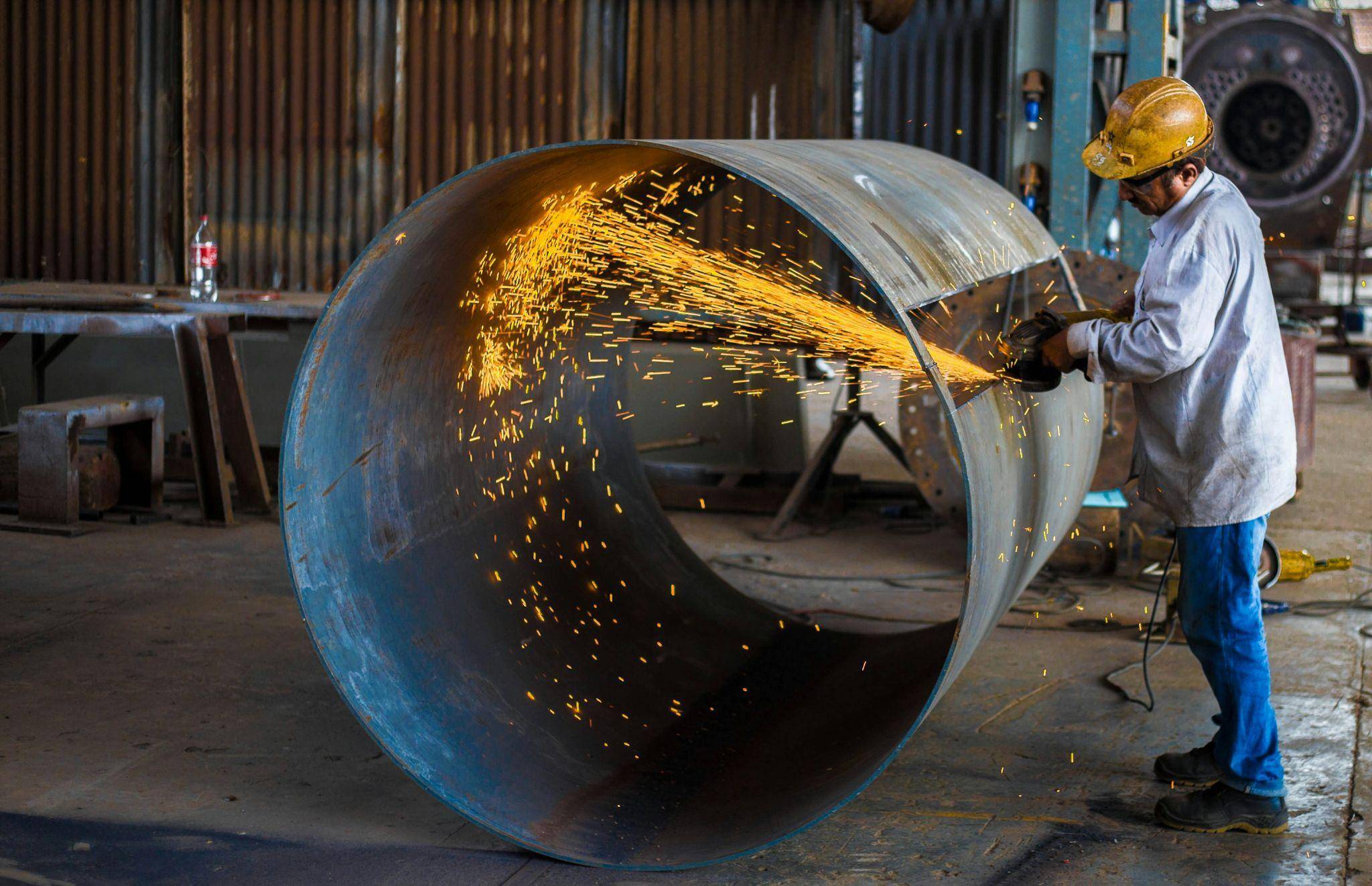 Phosphoric Acid vs Hydrochloric Acid: Which One Should You Buy? 10 Industrial worker inspecting process equipment for a chemical manufacturing application.