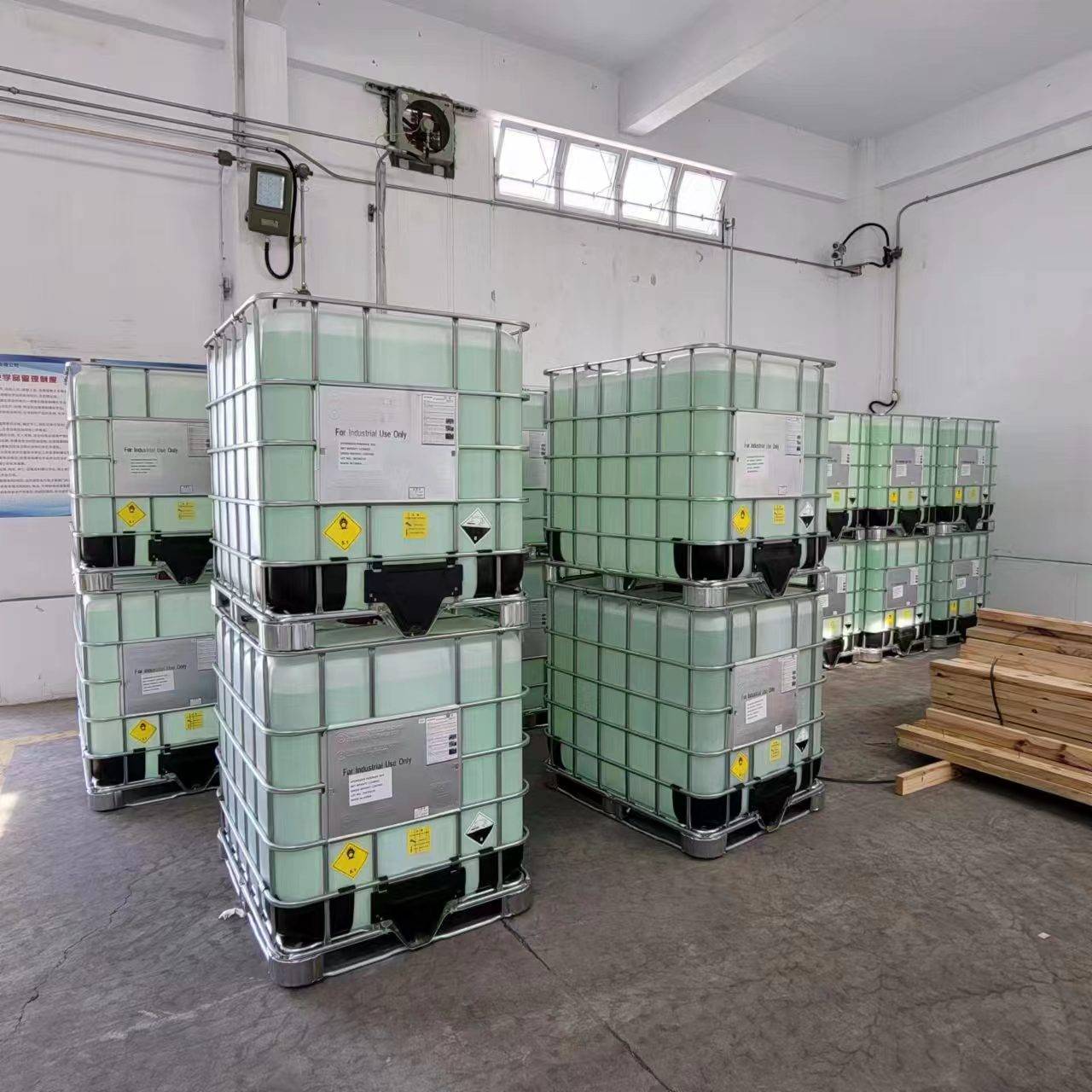 Phosphoric Acid vs Hydrochloric Acid: Which One Should You Buy? 8 Phosphoric acid IBC packaging for bulk chemical supply.