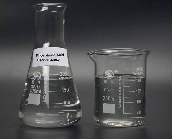 Phosphoric Acid vs Polyphosphoric Acid: Which One Does Your Production Process Need? 1 A professional Asian Chinese chemist comparing two beakers of phosphoric acid, one 85% and one 75% concentration.