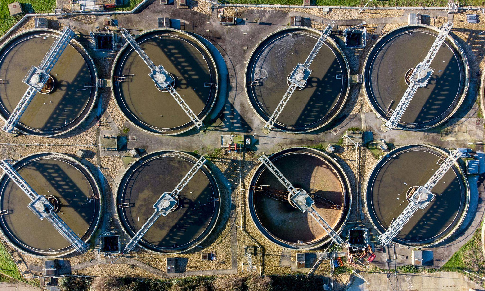 Phosphoric Acid vs Polyphosphoric Acid: Which One Does Your Production Process Need? 5 Aerial view of large circular clarification and sedimentation tanks at a wastewater treatment facility.