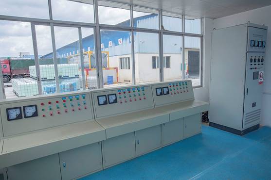 Phosphoric Acid vs Polyphosphoric Acid: Which One Does Your Production Process Need? 6 A technician working with laboratory equipment used for phosphoric acid quality control.