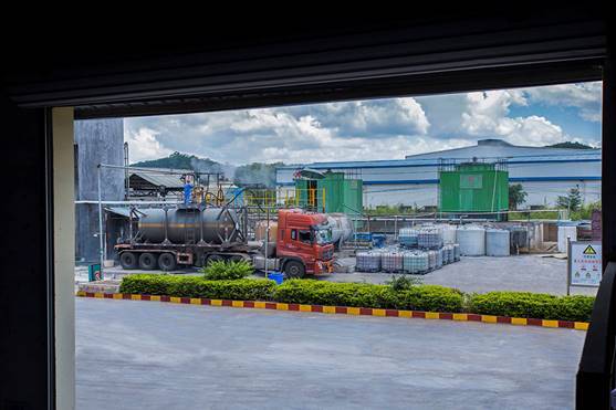 Phosphoric Acid vs Polyphosphoric Acid: Which One Does Your Production Process Need? 8 Workers loading phosphoric acid IBC totes at an industrial loading dock.