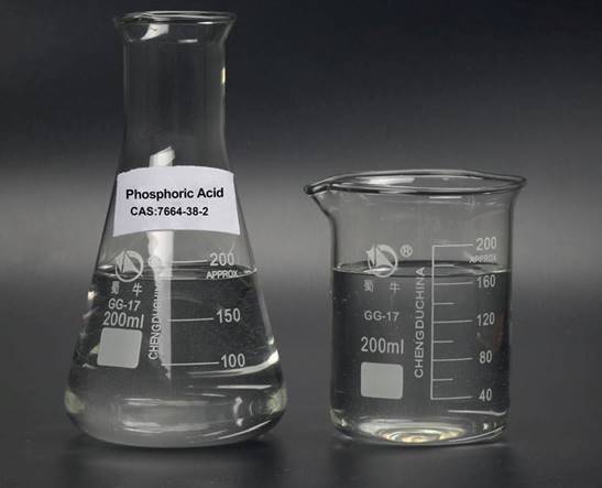 Phosphoric Acid vs Oxalic Acid 1 A professional Asian Chinese chemist comparing two beakers of phosphoric acid, one 85% and one 75% concentration.